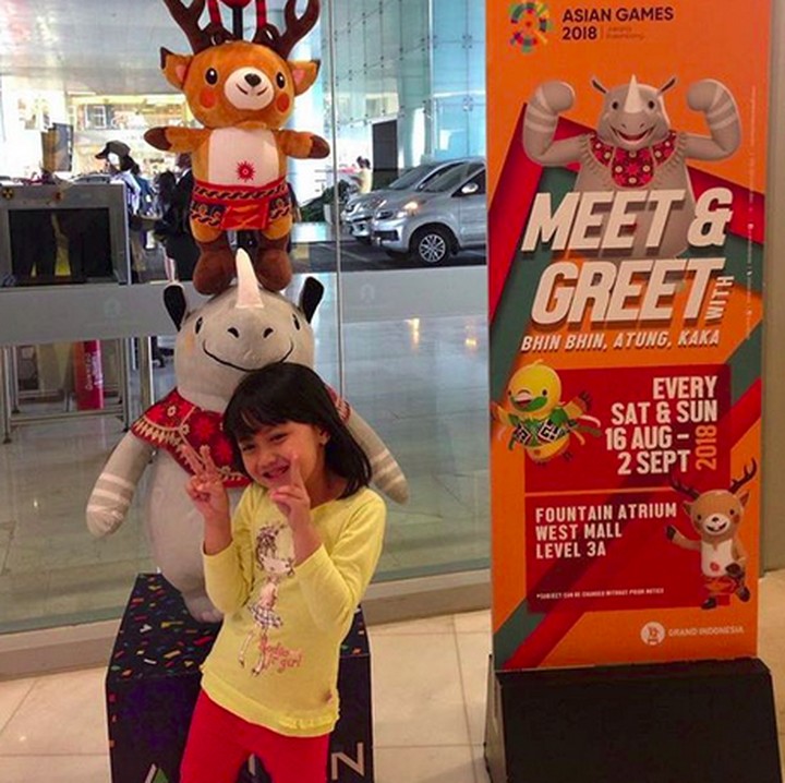 <p>Happy banget ya gadis cilik ini foto bareng maskot Asian Games 2018 Bhin Bhin, Atung, dan Kaka. (Foto: Instagram/@gitaferrari)  </p>