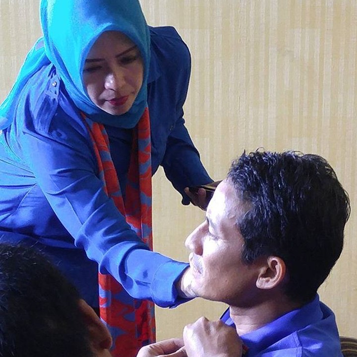 <p>Nur Asia bilang, membedaki Sandiaga sebelum tampil untuk publik jadi salah satu bentuk dukungannya pada sang suami. (Foto: Instagram/@nurasiauno)  </p>