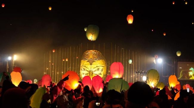 Sekitar 5 ribu lampion diterbangkan dari Candi Arjuna, Dataran Tinggi, Dieng, Banjarnegara sebagai bagian malam puncak Dieng Culture Festival 2018.