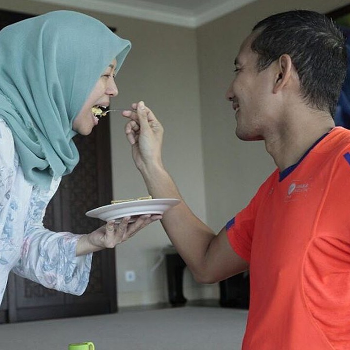 <p>Aih, romantis banget ya yang dilakukan Sandiaga pada Nur Asia. (Foto: Instagram/ @sandiuno)  </p>