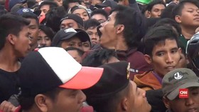 VIDEO: Suporter Timnas Indonesia U-16 Antre Tiket Semalaman