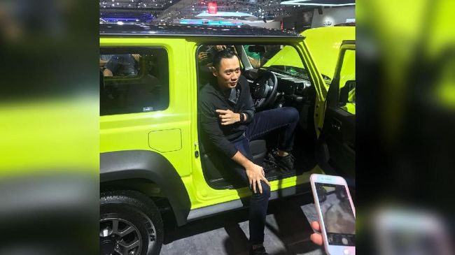 Mampir ke GIIAS 2018, AHY Jajal Jimny Agus Harimurti Yudhoyono (AHY) sempat menjajal Low Sport Utility Vehicle (SUV) Suzuki Jimny di GIIAS 2018.