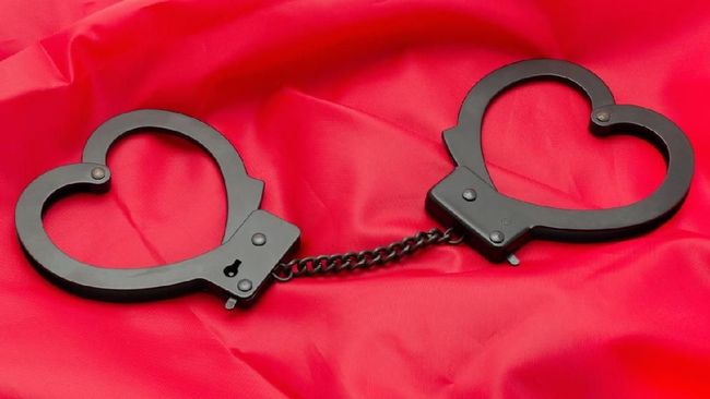 Tak bisa merayakan valentine di restoran atau wisata bersama pasangan, pasangan di Prancis beralih ke sex toys.