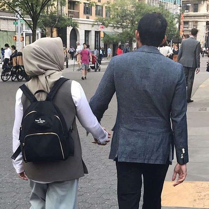 <p>Difoto dengan pose begini, rupanya Sandiaga dan Nur Asia nggak mau kalah dengan pasangan 'jaman now' nih. Hi-hi-hi. (Foto: Instagram/@nurasiauno)  </p>