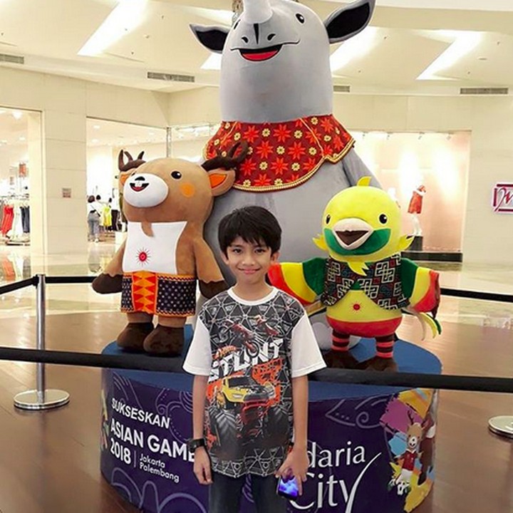 <p>Foto bareng tiga maskot Asian Games 2018 bukan nggak mungkin menumbuhkan kebanggan anak terhadap Indonesia yang jadi tuan rumah Asian Games ke-18 kan, Bun? (Foto: Instagram/@dine_melanie)  </p>