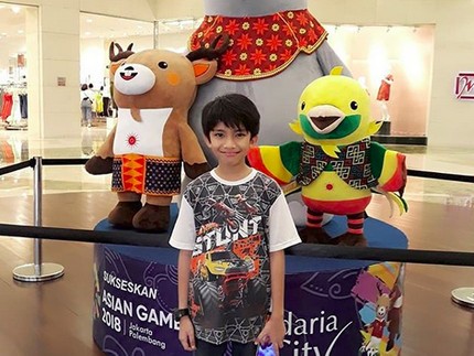 Lucunya Anak-anak Ini Saat Foto Bareng Maskot Asian Games 2018