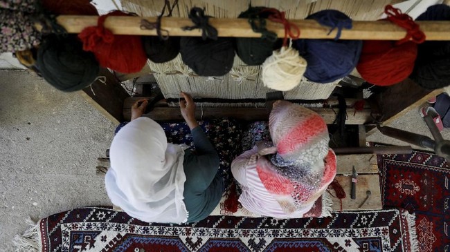 Pemerintah Turki berjanji menyusun kebijakan yang diperlukan untuk meredakan kekhawatiran di pasar keuangan, setelah mata uang lira anjlok.