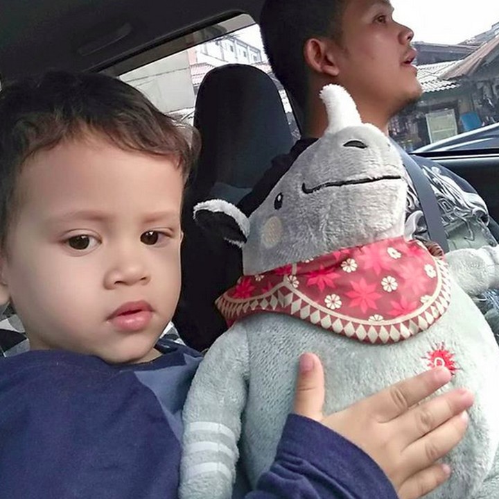 <p>Dapat mainan baru si badak bercula satu Kaka nih. Senang banget ya, Nak, sampai dipegangin terus gitu bonekanya. (Foto: Instagram/@robokeik)  </p>