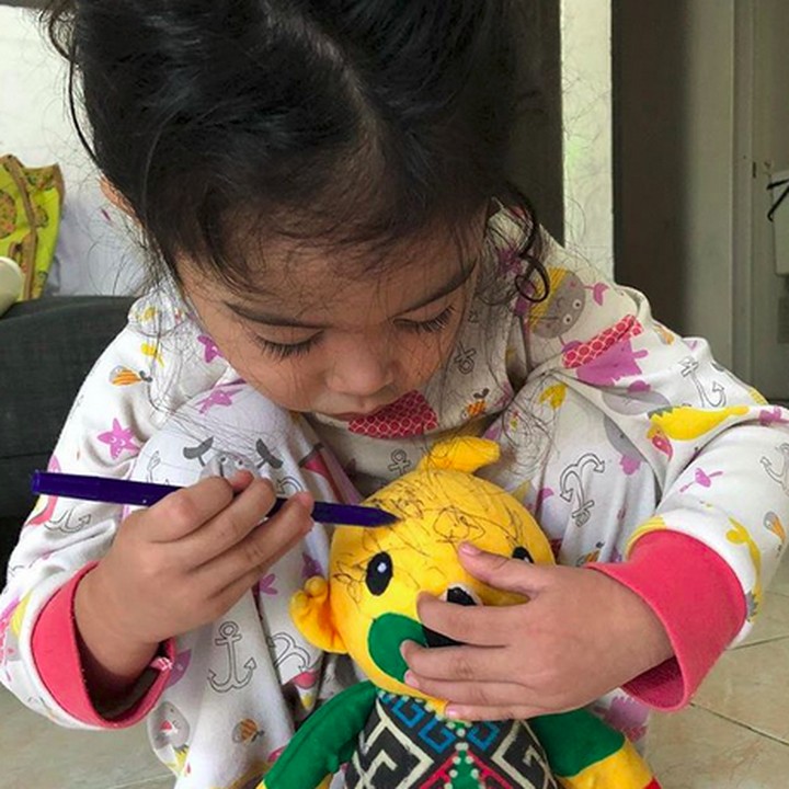 <p>Hmm, rupanya wajah Bhin Bhin dipoles sedikit nih sama si kecil. He-he-he. (Foto: Instagram/@amrannoni)  </p>