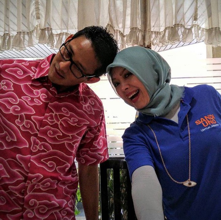 <p>Kata Nur Asia, beginilah cium sayang ala-ala sang suami. Unik ya, Bun? He-he-he. (Foto: Instagram/@nurasiauno)  </p>