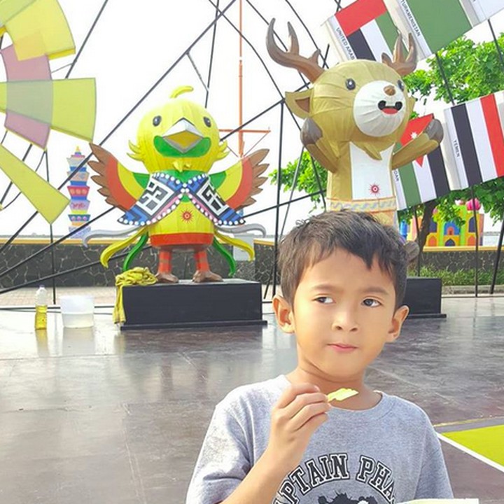 <p>Walau serius makan keripik, aku happy banget lho, Bun, foto bareng tiga maskot Asian Games 2018. (Foto: Instagram/@wulan.gusta)  </p>