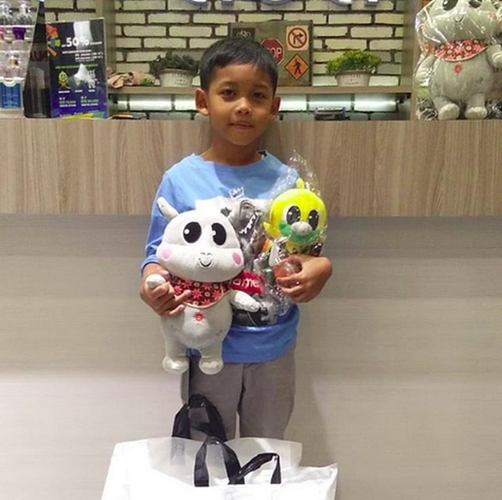 <p>Bhin Bhin, Atung, dan Kaka siap jadi teman bocah yang satu ini deh. (Foto: Instagram/@ada_solo_square)  </p>