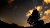 FOTO: Melihat Keindahan Hujan Meteor Perseid Hujan meteor Perseid mengalami puncaknya pada Minggu (12/8) dan Senin (13/8) dini hari yang bisa diamati dari seluruh dunia.