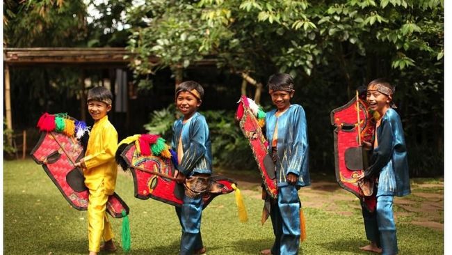 Pasar Cijaringao adalah sebuah ruang publik yang menghadirkan segala aktivitas jual beli dan etalase kreativitas warga Cijaringao.