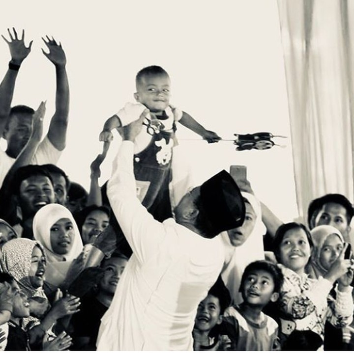 <p>Yeay! Happy banget anak ini diangkat oleh Prabowo. (Foto: Instagram @prabowo)</p>