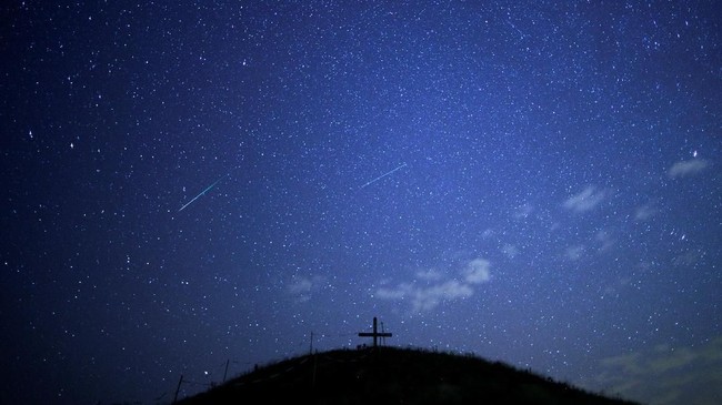 FOTO: Melihat Keindahan Hujan Meteor Perseid
