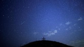 FOTO: Melihat Keindahan Hujan Meteor Perseid Hujan meteor Perseid mengalami puncaknya pada Minggu (12/8) dan Senin (13/8) dini hari yang bisa diamati dari seluruh dunia.