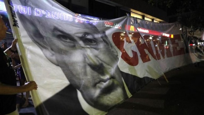Puluhan ribu warga Israel keturunan Arab memprotes undang-undang yang menyebutkan Israel warga Yahudi karena khawatir terkena diskriminasi di segala bidang. 