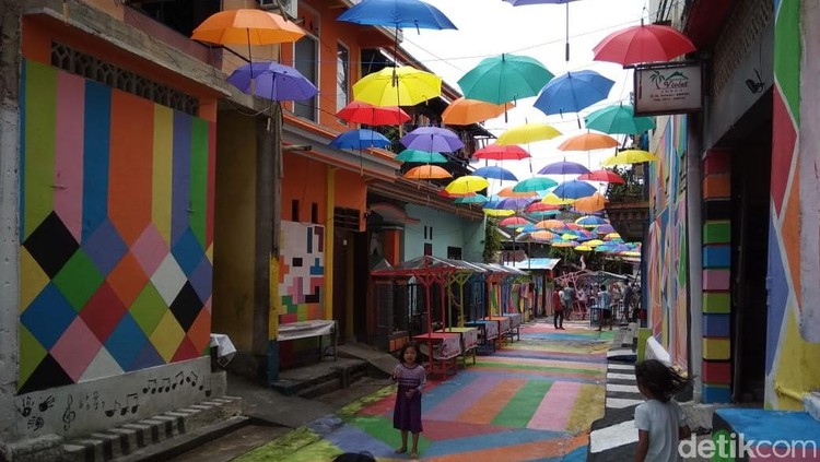 Perbedaan bisa kita ajarkan ke anak melalui budaya, Bun.