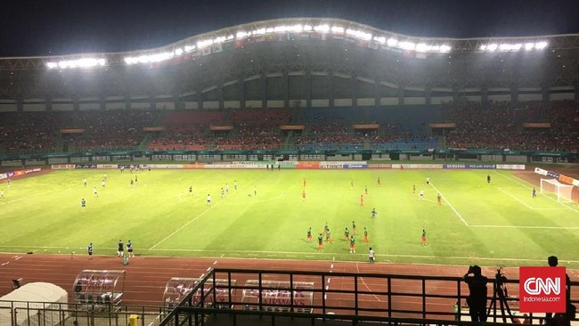 Pelatih Timnas Laos, Mike Wong, menilai lapangan latihan di Lapangan ABC Senayan lebih bagus daripada lapangan pertandingan di Stadion Patriot Candrabhaga.