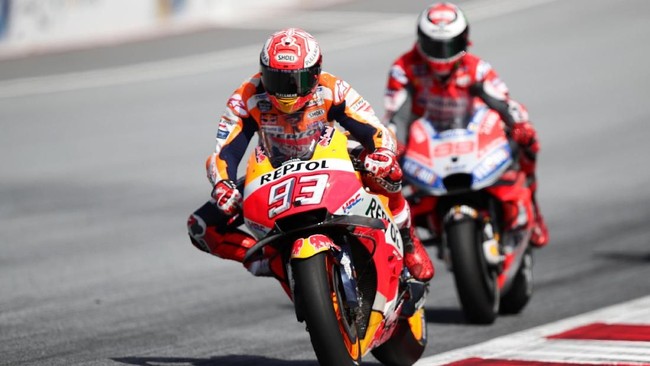 Pebalap Ducati asal Spanyol Jorge Lorenzo menggoda kompatriotnya Marc Marquez dengan menyebut pebalap Repsol Honda itu tampan.