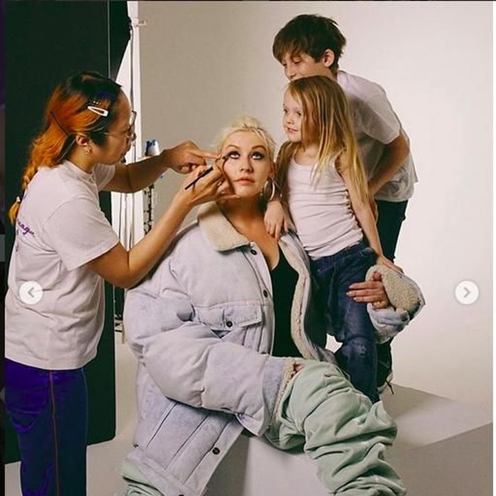 <p>Christina Aguilera saat bersiap-siap untuk pemotretan sebuah majalah. Dalam pemotretan tersebut ia didampingi kedua buah hatinya Max Liron dan Summer Rain. (Foto: Instagram Christina Aguilera)</p>