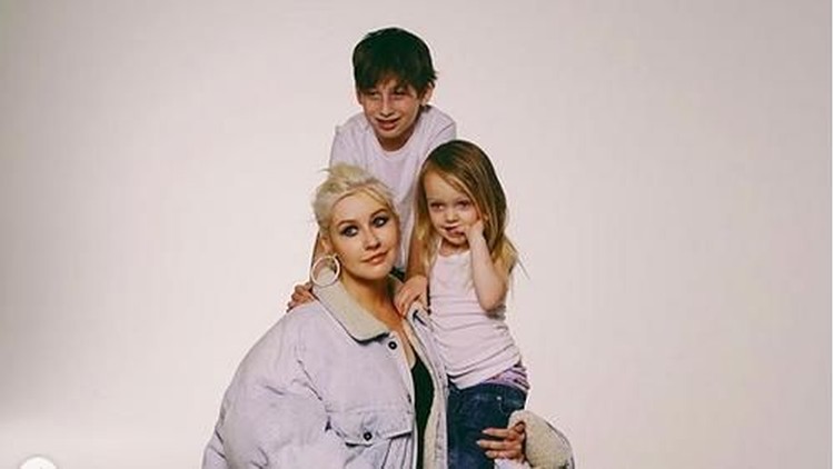 Nyanyikan lagu 'Beautiful', Christina Aguilera bawa putrinya ke panggung.