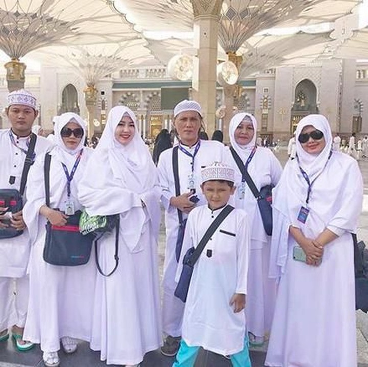 <p>Ibadah haji sekeluarga. Alvin juga ikut lho. (Foto: Instagram @viavallen)<br /><br /></p>