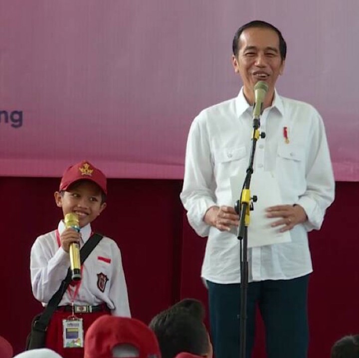 <p>Anak laki-laki berseragam putih merah ini membacakan puisi saat Presiden Jokowi datang. Sepertinya Jokowi senang dengan puisi yang dibacakan anak bernama Irawan ini. Karena Irawan berani dan pintar, maka mendapat hadiah sepeda. Horee! (Foto: Instagram @jokowi)</p>