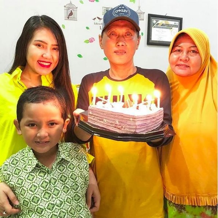 <p>Via Vallen, Alvin, dan mamanya, saat merayakan ulang tahun papanya. (Foto: Instagram @viavallen)<br /><br /></p>