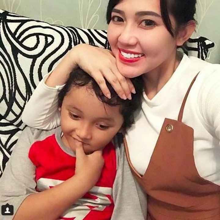 <p>Pelukan sayang Via Vallen untuk sang adik. (Foto: Instagram @viavallen)<br /><br /></p>