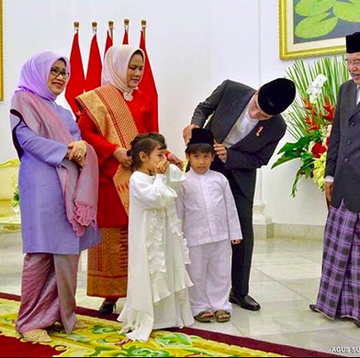 <p>Di momen Idul Fitri tahun ini, dua cucu JK yakni Ali dan Mala ikut kakek dan neneknya ke Istana Kepresidenan Bogor lho. (Foto: Instagram/ @jokowi)  </p>