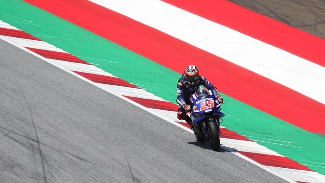 Valentino Rossi membela rekan setimnya di Movistar Yamaha, Maverick Vinales, setelah meraih hasil buruk pada balapan MotoGP Austria 2018.