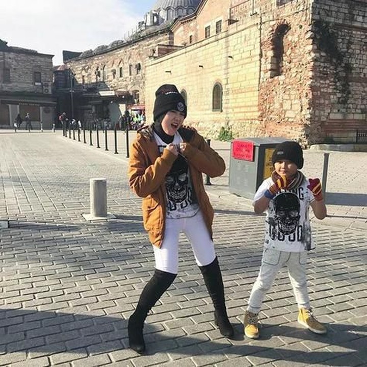 <p>Bergaya bareng saat liburan di Istanbul, Turki. (Foto: Instagram @viavallen)<br /><br /></p>