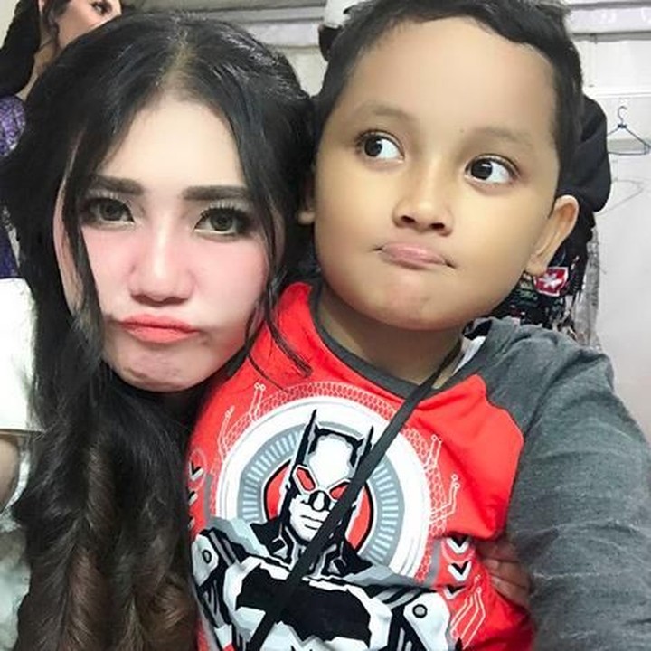 <p>Via Vallen duck face bareng Alvin. (Foto: Instagram @viavallen)<br /><br /></p>
