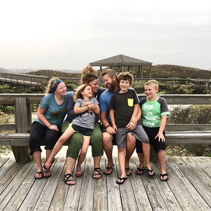 <p>Kompak dan happy selalu ya Ayah Jonathan, Bunda Ashley juga Adali, Jett, Jax, dan Ada. (Foto: Instagram @tinyshinyhome)</p>