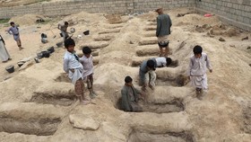 Puluhan Anak Houthi Korban Serangan Udara Dimakamkan