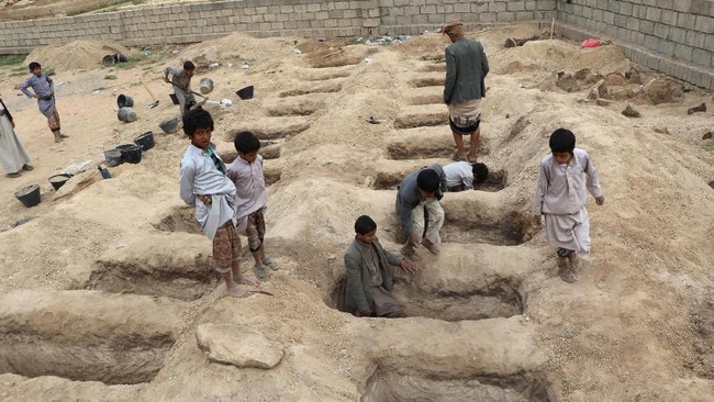 Ribuan warga menghadiri pemakaman puluhan anak-anak yang tewas akibat serangan udara koalisi pimpinan Arab Saudi dalam konflik dengan Houthi di Yaman