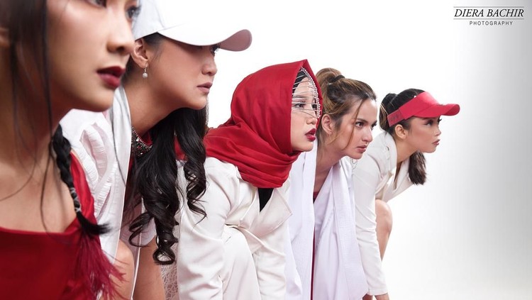 Sebagai perempuan, kita dianggap sebagai makhluk berharga. Simak yuk, pesan inspiratif dari tiga seleb perempuan berikut.