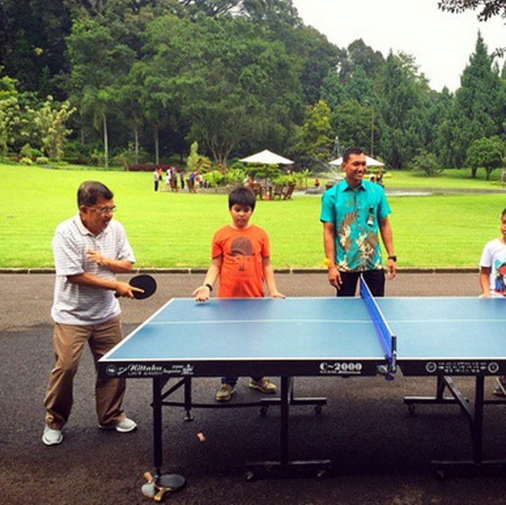 <p>Wah, seru banget nih ketika pria yang akrab disapa JK ini olahraga bareng cucu-cucunya. (Foto: Instagram/ @jusufkalla)  </p>