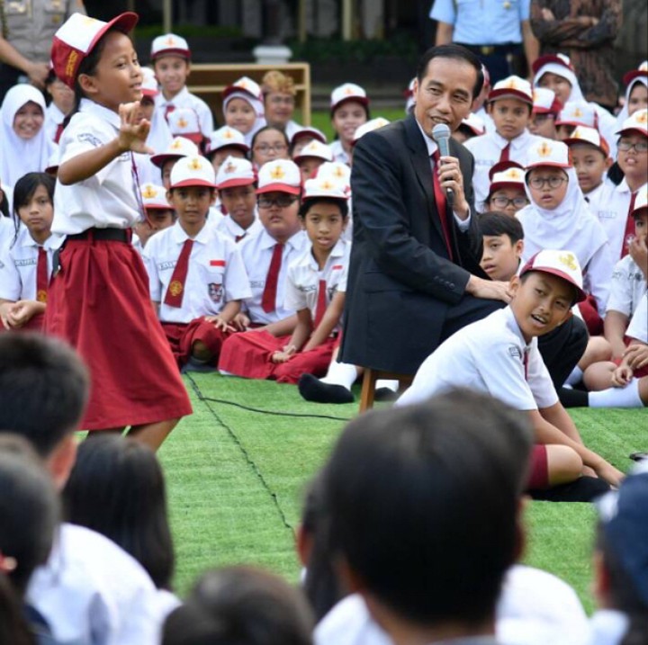 <p>Ketika Jokowi membacakan cerita rakyat 'Lutung Kasarung' dalam peringatan Hari Buku Nasional. (Foto: Instagram @jokowi)</p>