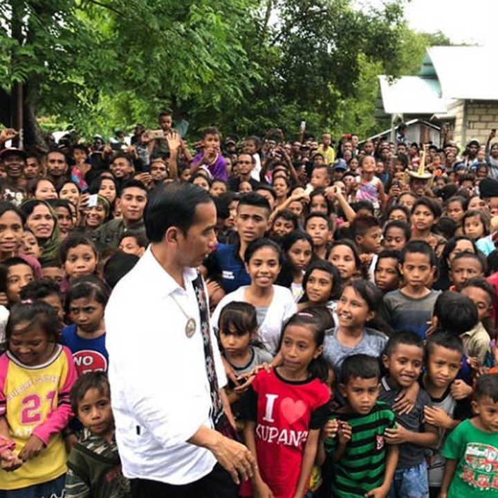 <p>Jokowi bersama anak-anak di Kupang. "Anak-anakku, lekas besar, pintar untuk memajukan Indonesia," pesannya. (Foto: Instagram @jokowi/ Istimewa)</p>