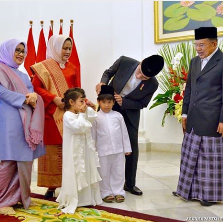 <p>Melihat peci yang dipakai Ali, cucu Jusuf Kalla, miring dengan sigap Jokowi langsung meluruskannya, he-he. (Foto: Instagram @jokowi)</p>