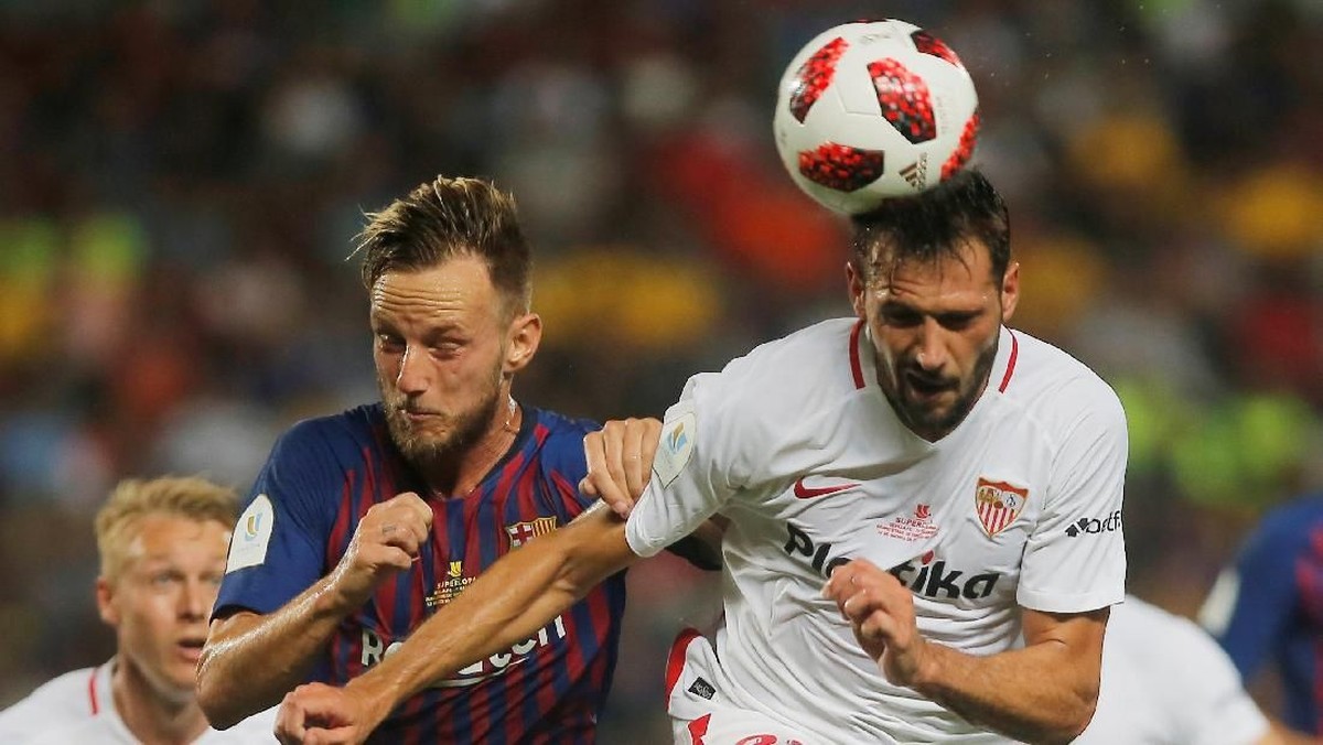 FOTO: Barcelona Angkat Trofi Piala Super Spanyol