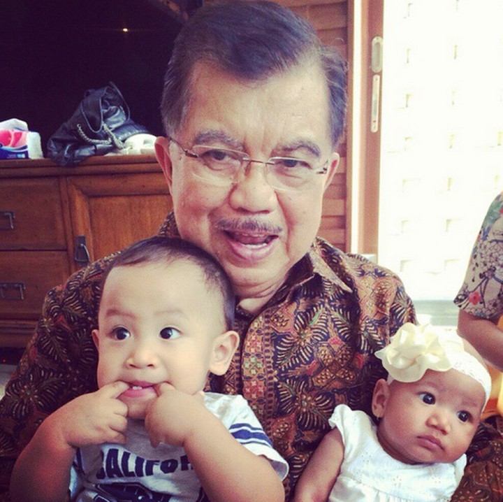 <p>Aih, antengnya si kecil saat digendong kakek tercinta. (Foto: Instagram/ @jusufkalla)  </p>