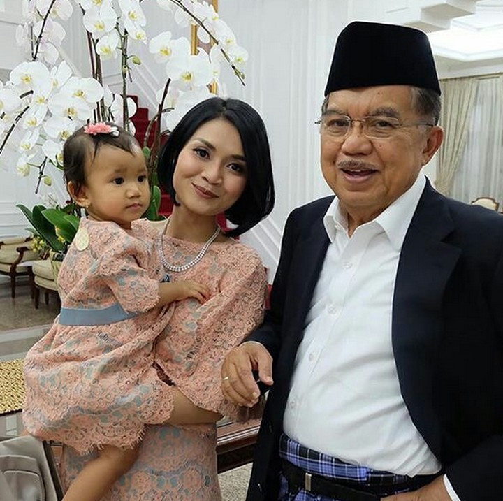 <p>Bagi orang tua, bahagia itu sesederhana bisa kumpul dengan anak dan cucu. Setuju, Bun? (Foto: Instagram/ @jusufkalla)</p>