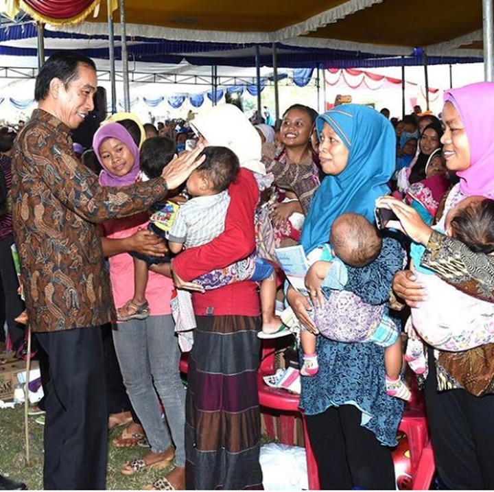 <p>Jokowi mengelus kepala seorang balita dalam kegiatan pemberian makanan tambahan untuk mengatasi gizi buruk. (Foto: Instagram @jokowi)</p>