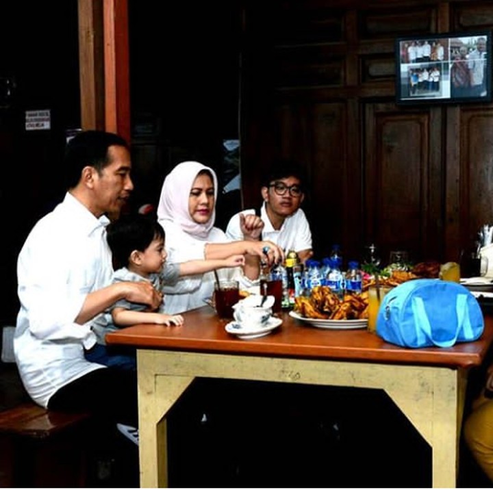 <p>Yang ini Jokowi di tengah anak, istri, dan cucunya. (Foto: Instagram @jokowi)</p>