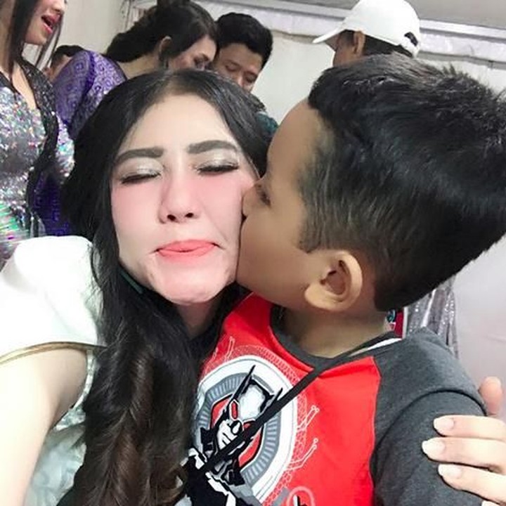 <p>Via Vallen dekat banget dengan adiknya, Alvin. Muah, Alvin juga sayang banget sama kakaknya. (Foto: Instagram @viavallen)<br /><br /></p>