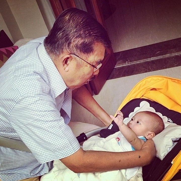<p>Buat JK, sesibuk apapun dirinya selalu menyempatkan waktu untuk keluarga tercinta, termasuk main bareng sang cucu. (Foto: Instagram/ @jusufkalla)</p>